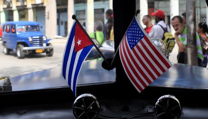 Mỹ, Cuba xung đột trong cuộc gặp lịch sử Nhiều người Cuba ở Havana chào đón sự tan băng trong quan hệ Cuba - Mỹ. Ảnh: Washington Post