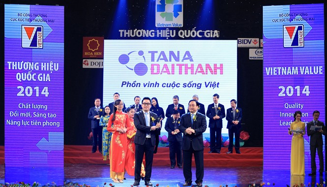 Tự tin “chèo lái” con thuyền vượt đại dương Ông Nguyễn Duy Chính - Tổng giám đốc Tập đoàn Tân Á Đại Thành nhận Thương hiệu Quốc gia 2014.