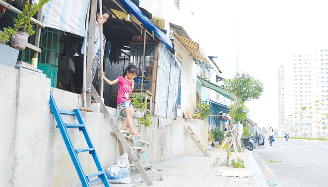 Bi hài sống trong những căn nhà bạc tỷ Người dân phải bắc thang để ra vào nhà. Ảnh: Ngô Bình