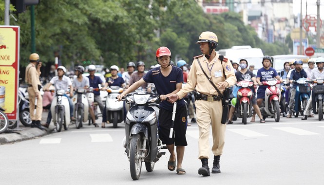 Thanh tra Bộ Công an sẽ bí mật ghi hình CSGT Thứ trưởng Bộ Công an Lê Quý Vương nói: Phải thường xuyên kiểm tra, giám sát hoạt động của CSGT để khen, chê kịp thời. Ảnh: Như Ý