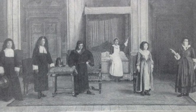Molière ở An Nam Hồi 2, cảnh 6: Cảnh Beline tố cáo thái độ hỗn láo của Angelique. Ông Vượng (trong vai Thomas Diafoirus); Ông Vĩnh (trong vai Diafoirus); Ông Duyệt (trong vai Argen); Cô Tửu (trong vai Toinette); Bà Kao (trong vai Angelique); Bà Tuất (trong vai Beline)