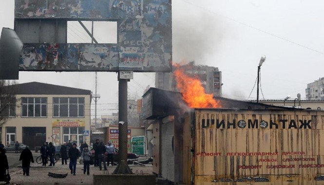 Chiến sự leo thang ác liệt ở miền đông Ukraine Cửa hàng bị cháy sau trận pháo kích tại Mariupol. Ảnh: Getty Images