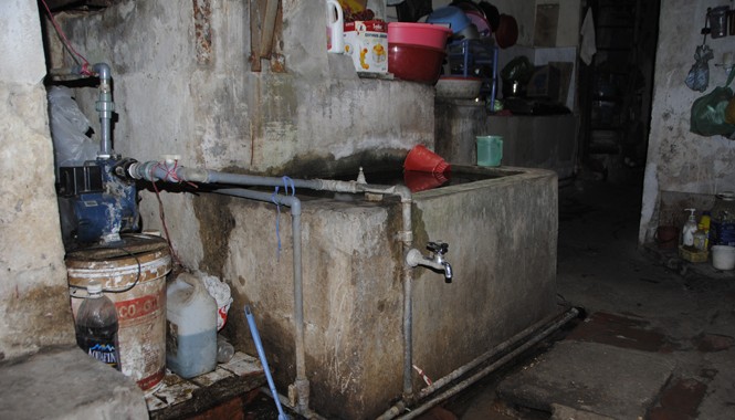 Di dời, giãn dân phố cổ: Không được nhập hộ khẩu trở lại Khu vực chứa nước ăn tại nhà 47 Hàng Bạc. Ảnh: Minh Tuấn