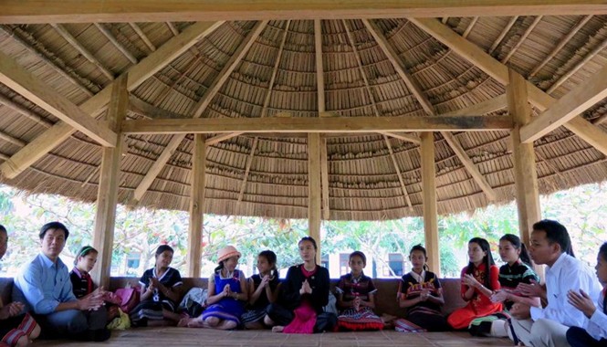 Đưa nhà Gươl vào trường học Học sinh Trường Dân tộc bán trú tiểu học liên xã La Dêê - Đắc Tôi sinh hoạt trong nhà Gươl của trường