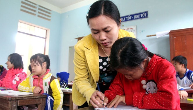 Từ 5 đến 32 tuổi học chung một lớp Cô Tâm hướng dẫn các em học bài. Ảnh: H. Văn