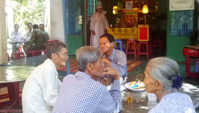 Quy hoạch treo, dân chết không chỗ an tang Khách dự đám tang ở xã Tân Phú Thạnh. Ảnh: Hòa Hội