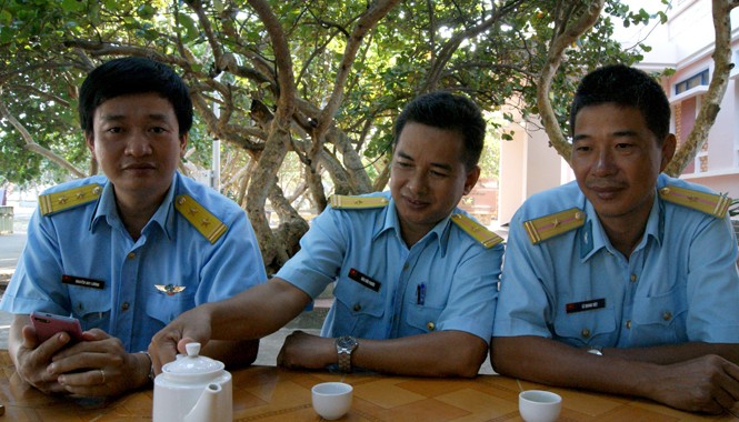“Thư con theo sóng tiễn ba ra Trường Sa“ Từ trái sang phải: Trung tá Nguyễn Huy Lương, thiếu tá Đào Hữu Phước và thiếu tá Lê Quang Việt. Ảnh: L.H.V.