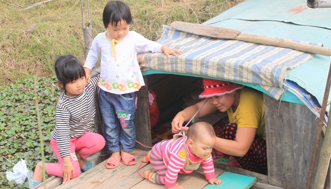 Kết nối yêu thương cùng Tết người nghèo Thanh Hóa Mẹ con chị Phùng Thị Trang bên “ngôi nhà thuyền” của gia đình