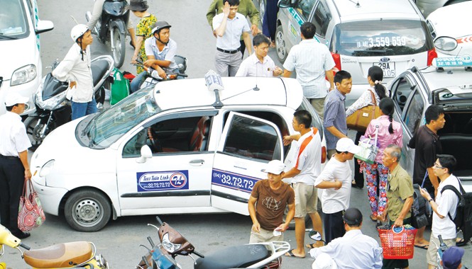 Sẽ thu hồi lợi nhuận bất hợp lý của doanh nghiệp vận tải Lối thoát nào cho taxi khi giá cước không chịu giảm. Ảnh: Như Ý