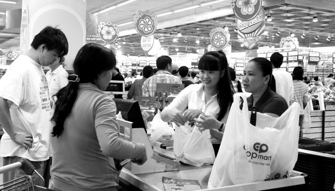 Siêu thị “tung chiêu” hút khách Đông đảo khách hàng sử dụng dịch vụ đặt và giao quà Tết cho người thân của Co.opmart
