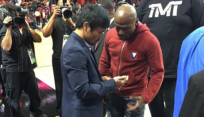 Mayweather và Pacquiao đàm phán trận đấu 300 triệu USD Mayweather (phải) và Pacquiao (trái) trao đổi số điện thoại trước khi thảo luận trực tiếp về trận đấu 300 triệu USD