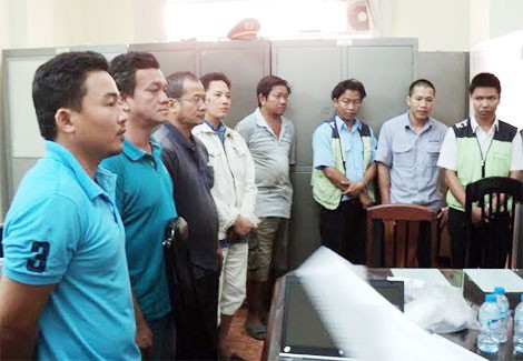 Phá đường dây rút trộm xăng máy bay Các đối tượng tại cơ quan điều tra. Ảnh: Công an Nhân dân
