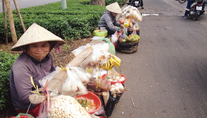 “Xóm 77” giữa Sài Gòn Những gánh hàng rong trên đường Nguyễn Văn Cừ (quận 5, TPHCM)