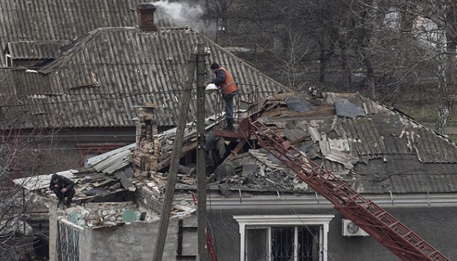 Ông Gorbachev buộc tội Mỹ và phương Tây Nhà dân tại thành phố Mariupol của Ukraine bị hư hỏng trong đợt pháo kích mới đây. Ảnh: Sputnik