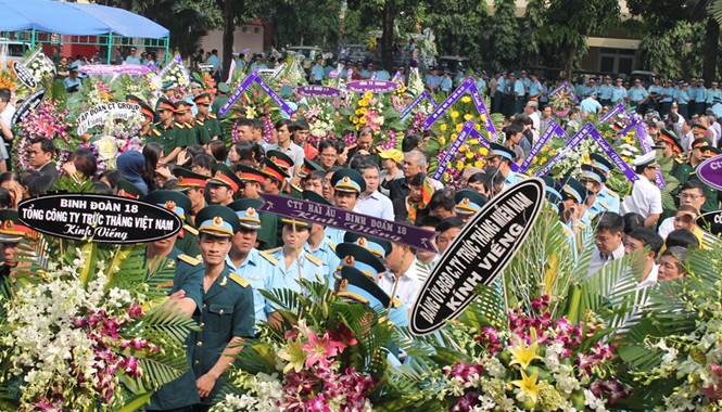 Đong đầy nước mắt tiễn đưa các anh về đất mẹ Hàng nghìn người đến tiễn đưa các anh về với đất mẹ.