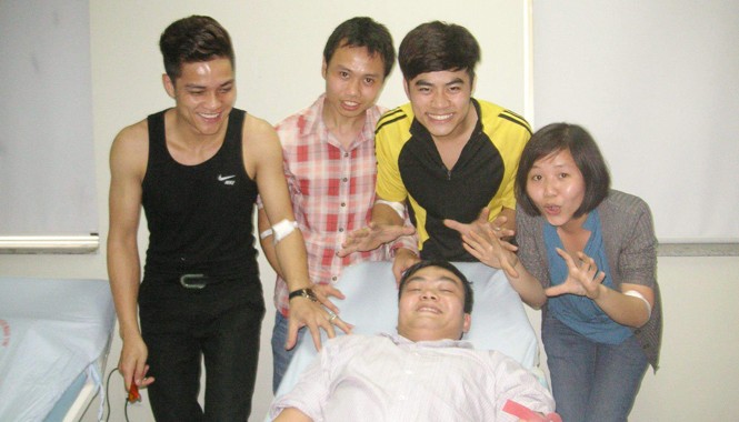 Ngân hàng máu hiếm cứu người mọi lúc, mọi nơi Đỗ Thị Thùy Dung, Phó Chủ nhiệm CLB máu hiếm phía Bắc (bên phải) cùng thành viên của CLB máu hiếm hiến máu cứu người