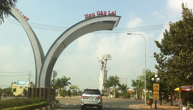 Bạc Liêu, yêu mới biết Cổng chào vầng trăng khuyết ở cửa ngõ thành phố Bạc Liêu. Ảnh: Sáu Nghệ