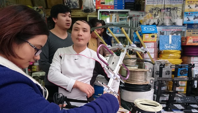 Mua anten kém chất lượng sẽ không xem được truyền hình số Một anten thu truyền hình số mặt đất không nguồn gốc được bán ở Hà Nội với giá 70 nghìn đồng. Ảnh: Như Ý