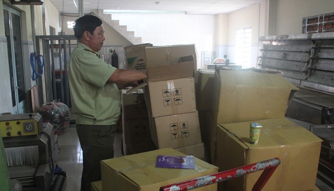 Phát hiện số lượng lớn mỹ phẩm trôi nổi Số lượng lớn bánh kẹo nhái bị bắt. Ảnh: Ngô Bình
