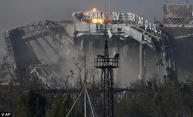 Dập lửa cuộc khủng hoảng Ukraine Sân bay Donetsk tan hoang vì các cuộc giao tranh. Ảnh: AP