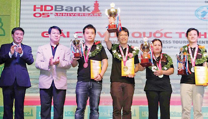 Tài năng Việt tỏa sáng Tháng thanh niên Quang Liêm (giữa) nâng cao cúp vô địch giải HDBank 2015. Ảnh: V.D