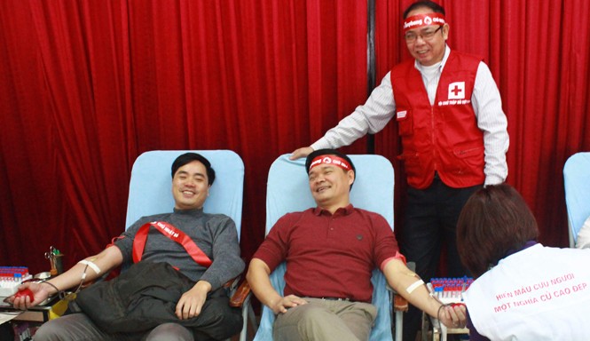 Phó Chủ tịch tỉnh Nam Định: 'Bận cũng phải hiến máu' Ông Bạch Ngọc Chiến, Phó Chủ tịch UBND tỉnh Nam Định (phải), tham gia hiến máu sáng 15/1