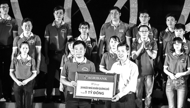 1 tỷ đồng xây 20 ngôi nhà Khăn quàng đỏ Đại diện Agribank trao tặng chương trình an sinh xã hội của Tỉnh đoàn Thái Nguyên 1 tỷ đồng để xây dựng 20 ngôi nhà Khăn quàng đỏ.