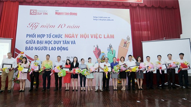 Sinh viên cùng Ngày hội Việc làm 2016 tại Đại học Duy Tân Các đại biểu chụp lưu niệm tại “Ngày hội Việc làm”.