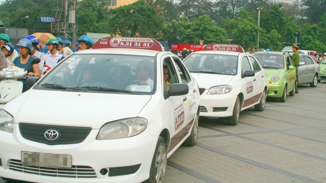 Xe khách, taxi dàn hàng trên đường Với 52 xe/km2, taxi Hà Nội đang vượt lưu lượng taxi một số thành phố lớn trong khu vực. Ảnh: Anh Trọng