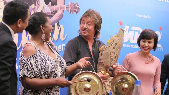 Huyền thoại Boney M và Chris Norman hát tối nay ở Hà Nội Hai ca sỹ huyền thoại Liz Mitchell, Chris Norman thích thú với món quà lưu niệm