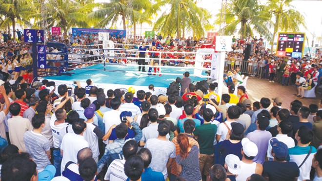 Hôm nay bế mạc Đại hội thể thao bãi biển Châu Á Khán giả vây kín khán đài, khu vực diễn ra môn thi đấu Mua. Ảnh: Thanh Trần