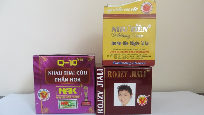Gắn 'logo rởm' lòe người sử dụng Nhiều loại mỹ phẩm tự ý gắn logo HVNCLC nhằm đánh lừa người tiêu dùng.