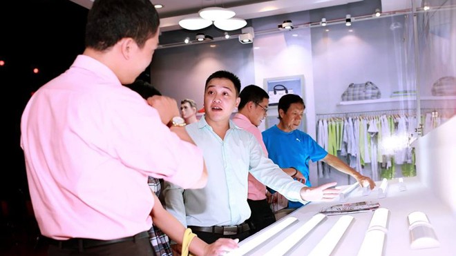 Người tiêu dùng hoang mang Khách hàng trao đổi về cách sử dụng đèn LED