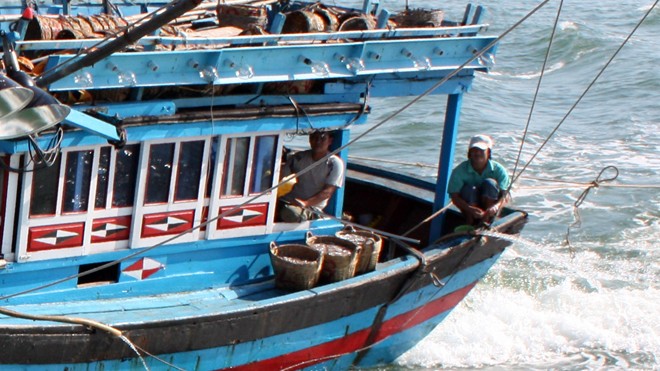 Nhiều ngư dân mất tích vì đi… vệ sinh Các ngư dân thường phải đánh đu sau be tàu để đi vệ sinh nên thường bị rơi xuống biển mất tích.