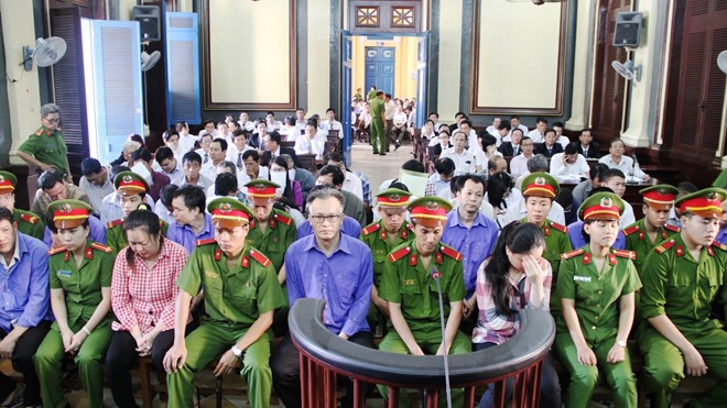 Xét xử vụ cán bộ hải quan tiếp tay buôn lậu Các bị cáo tại phiên tòa. Ảnh: Tân Châu