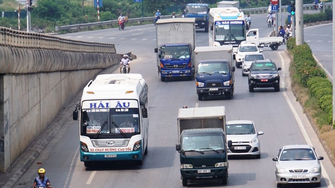 Chuyển xe khách thành xe buýt, có khả thi? Hiện Bộ GTVT vẫn chưa công bố các biện pháp quản lý đột phá với tuyến xe khách Hà Nội - Hải Phòng. Ảnh: Bảo An