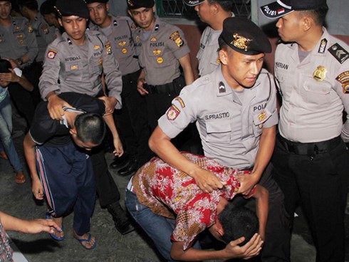 Indonesia ra luật hoạn dâm tặc Các thủ phạm trong một vụ cưỡng hiếp bị dẫn giải. Ảnh: AFP.