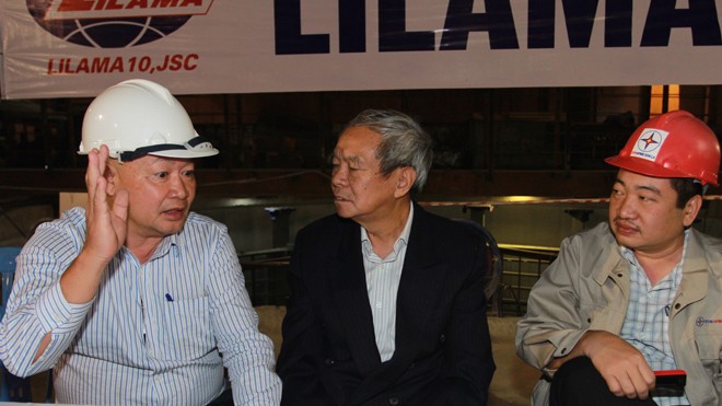 Chống ngập, 'không chém gió' Ông Nguyễn Tăng Cường (bìa trái) - Tổng giám đốc Cty CP Tập đoàn Công nghiệp Quang Trung (Ninh Bình). Ảnh: Minh Đức