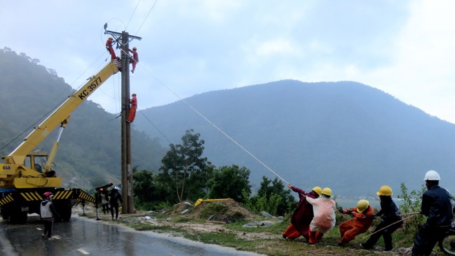 Nỗ lực bảo vệ lưới điện mùa mưa bão Ngày 10/10, Công ty Điện lực Ninh Thuận khắc phục sự cố ngã đổ đường dây 22 kV, thuộc địa phận xã Phước Bình, huyện miền núi Bác Ái.