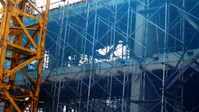 Tạm đình chỉ công trình bị sập giàn giáo khiến 2 người tử vong Khu vực xảy ra vụ tai nạn lao động làm 2 người chết. Ảnh: Thanh Hà