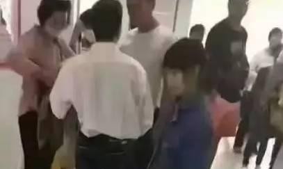 Vụ 'bé gái 12 tuổi mang thai ở Trung Quốc': Nạn nhân nói gì? Bé gái tại bệnh viện. Ảnh: Sina