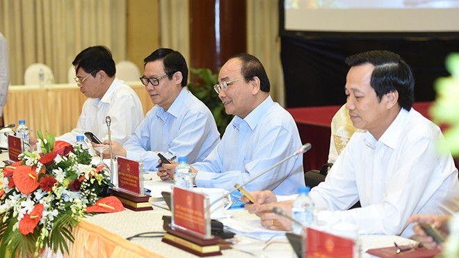 Thủ tướng: Cho người nghèo cần câu chứ không chỉ con cá Thủ tướng Nguyễn Xuân Phúc, Phó Thủ tướng Vương Đình Huệ cùng các đại biểu nhắn tin ủng hộ người nghèo. Ảnh: Trường Phong