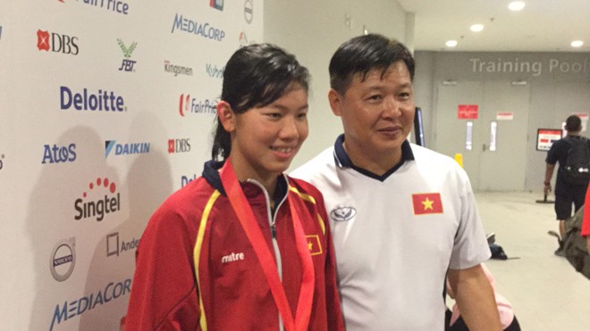 Tìm HLV mới cho kình ngư Ánh Viên? Kình ngư Ánh Viên và HLV Đặng Anh Tuấn tại SEA Games 2015. Ảnh: H.Nguyên