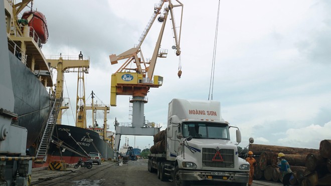 Luật Quy hoạch chậm thông qua: Bộ, ngành không muốn từ bỏ lợi ích Quy hoạch lượng hàng hóa thông qua hệ thống cảng biển không phù hợp. Trong ảnh, doanh nghiệp vận tải hàng hóa qua cảng Hải Phòng. Ảnh: Sỹ Lực