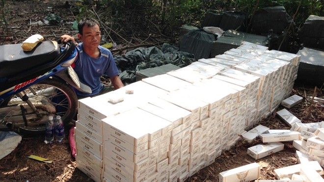 Không ít cán bộ tiếp tay buôn lậu thuốc lá! Thuốc lá lậu bị cơ quan chức năng phát hiện, thu giữ tại huyện Củ Chi (TPHCM). Ảnh: Huy Thịnh