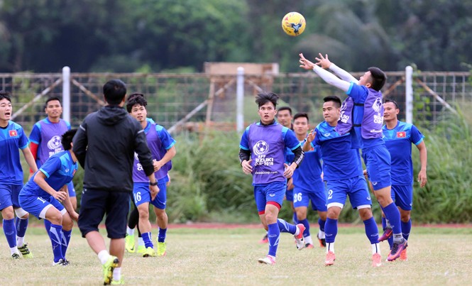 Bán kết AFF Cup 2016: Chân sút số 1 Indonesia trở lại Các tuyển thủ Việt Nam chơi bóng chuyền trong buổi tập chiều 1/12 tại Bogor, Indonesia. Ảnh: VSI