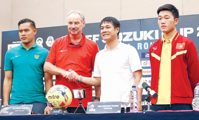 Bán kết AFF Cup: Không thể xem thường Indonesia HLV Riedl và HLV Nguyễn Hữu Thắng cùng đại diện cầu thủ hai đội tại cuộc họp báo trước trận đấu tối nay. Ảnh: VSI