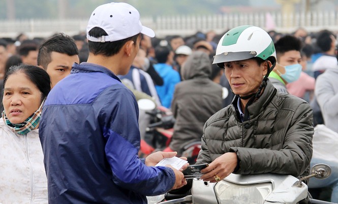 Giá vé trận bán kết Việt Nam- Indonesia hạ nhiệt Người hâm mộ tìm kiếm vé xem trận bán kết lượt về giữa ĐTVN và Indonesia từ thị trường chợ đen. Ảnh: VSI