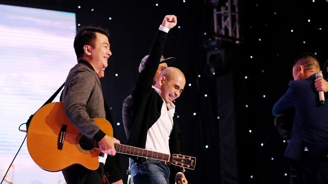 Bài hát hay nhất: Khi đàn anh giành suất của đàn em Đức Trí tỏ ra phấn khích đón nhóm thí sinh MTV và Nguyễn Dân vào đội của mình. Ảnh: Windy