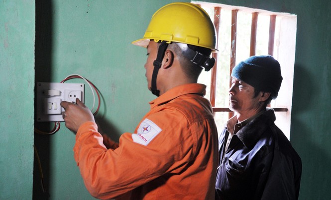 Ngành điện tri ân khách hàng trên toàn quốc Trên 6.000 hộ gia đình nghèo và gia đình chính sách trên toàn quốc sẽ được EVN sửa chữa và lắp đặt điện miễn phí. Ảnh: Hoa Việt Cường